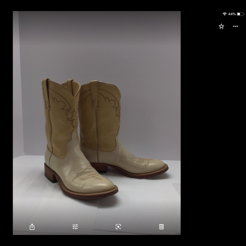 Ladies Cream colored western boots, size 7 B